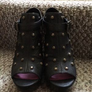 Juicy couture black grommet shoes